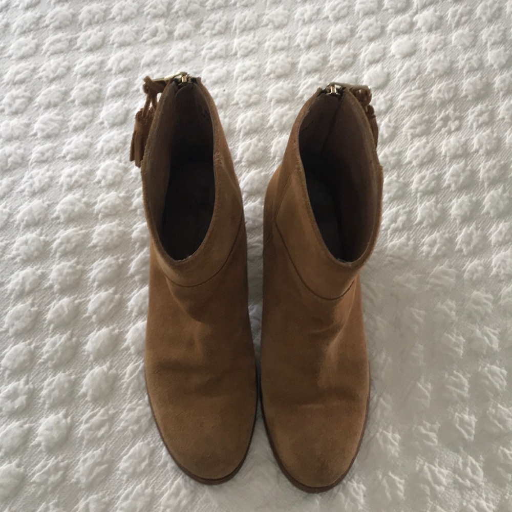 Del Toro camel suede booties with tassel zipper